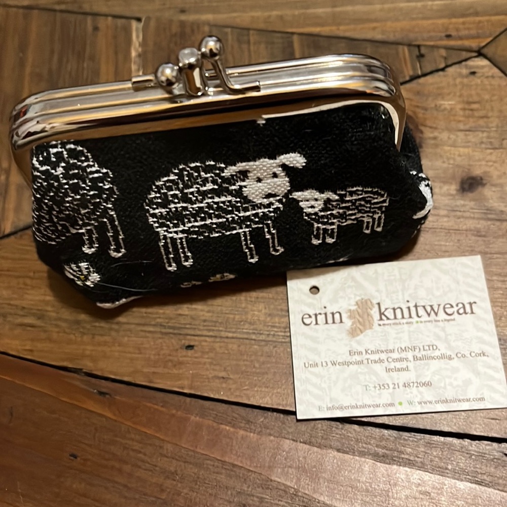 Erin Knitwear Ireland Coin-purse Sheep and Daisy Black